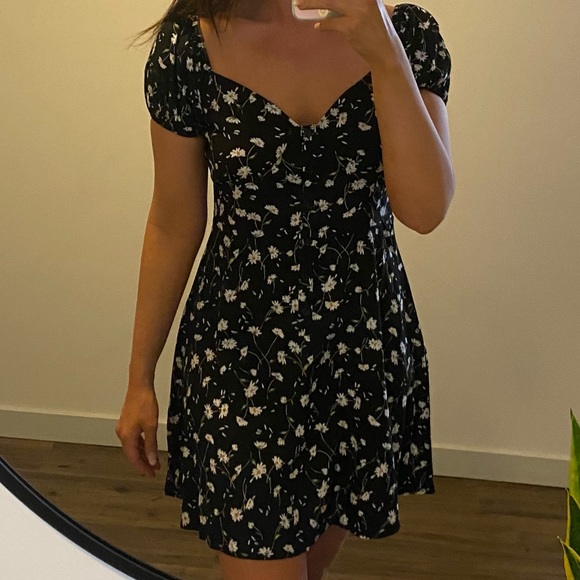 Missguided Dresses & Skirts - Missguided short sleeve floral dress